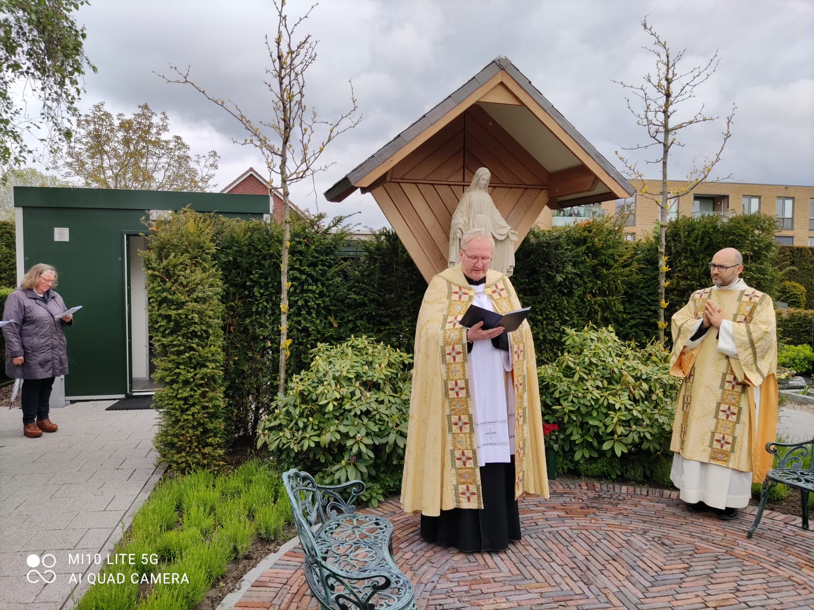 Zegening Mariakapel en St. Jozefhuisje op St. Jozefkerkhof in Hillegom