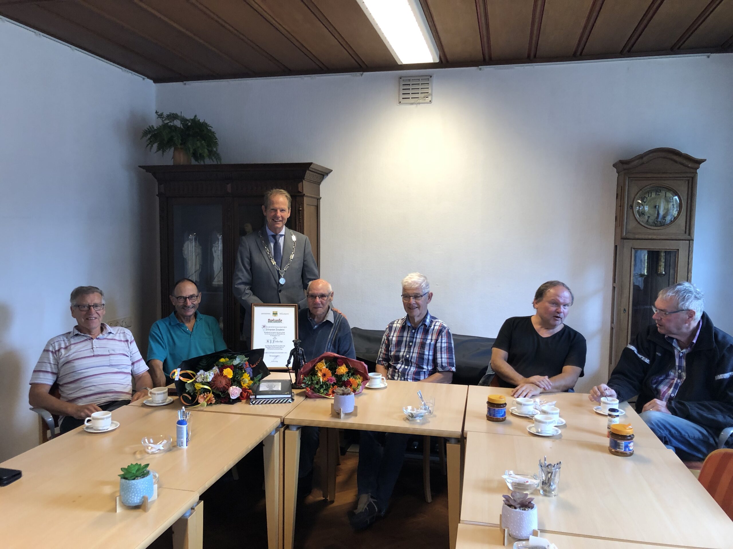 Trouwe vrijwilliger Adriaan Frederiks ontvangt Hillegomse Hangkous